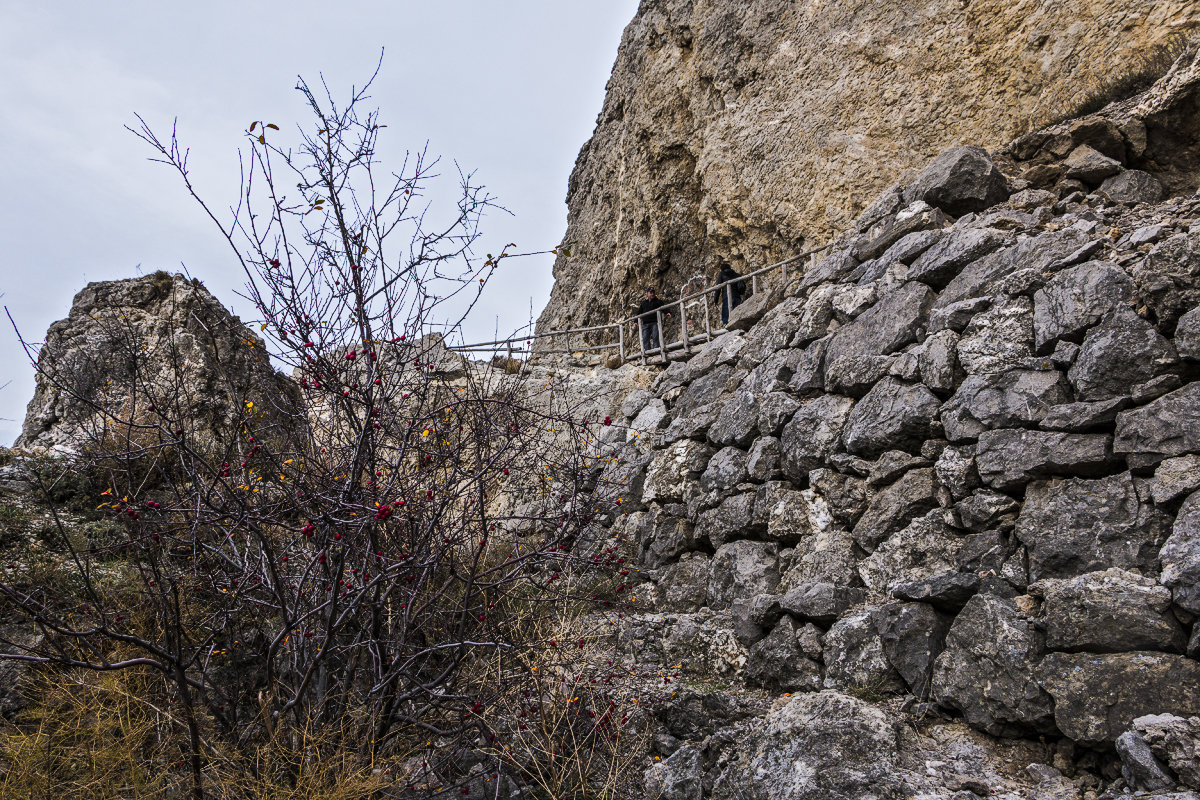 Фрагмент древней подпорной стены - Юрий Яловенко