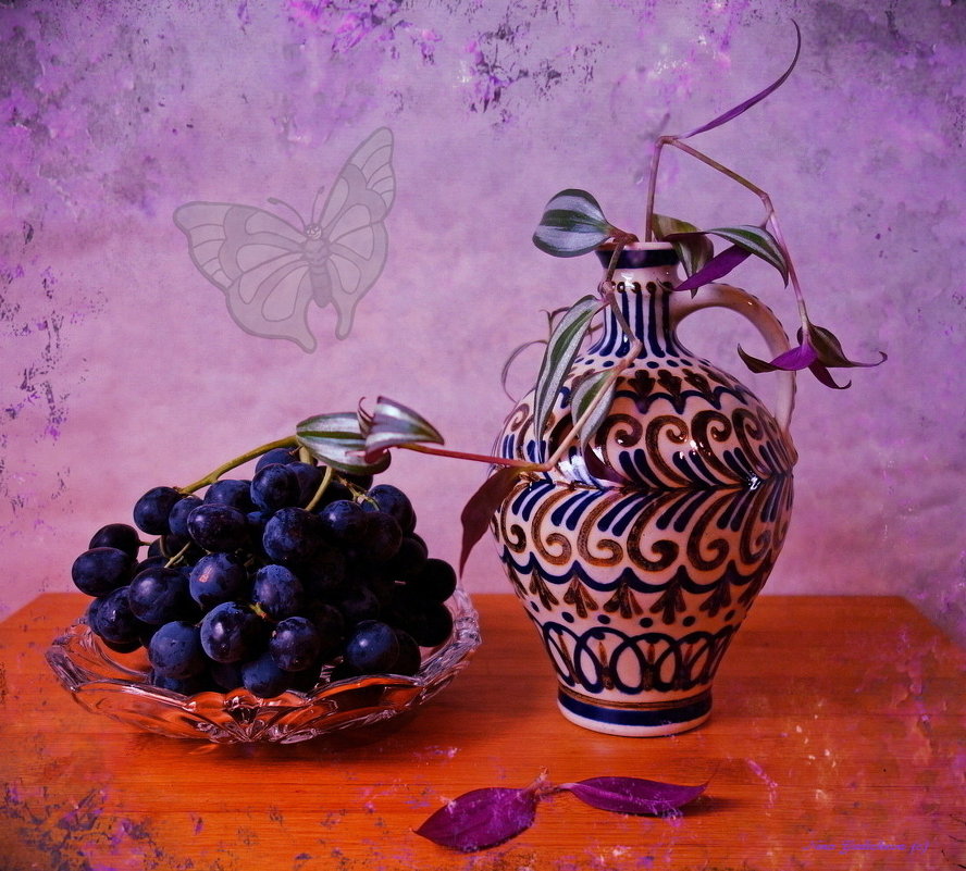 Чёрный виноград и зебрина в вазе - Nina Yudicheva