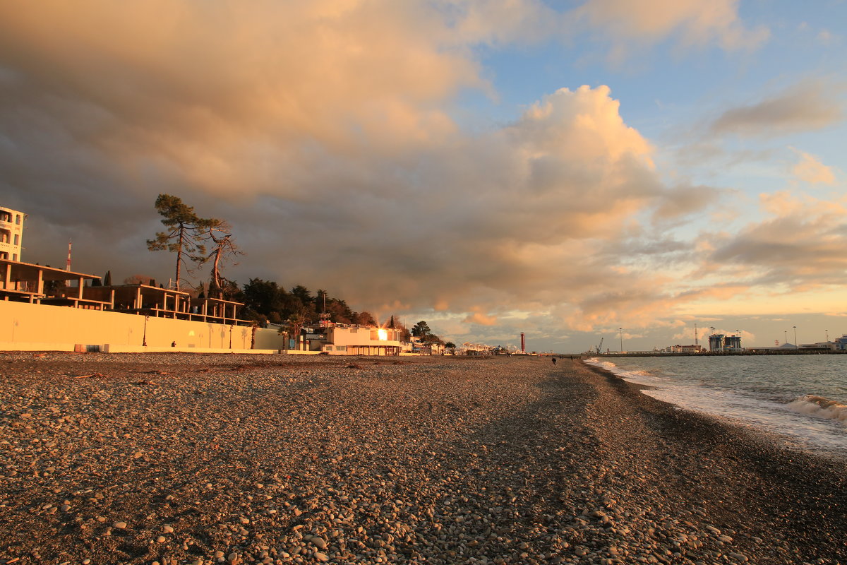 Пляж освещенный лучами заходящего солнца - valeriy khlopunov