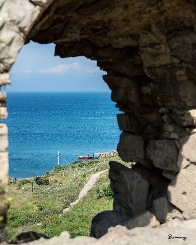 Окно в лето... Генуэзская крепость Кафа... - Сергей Леонтьев