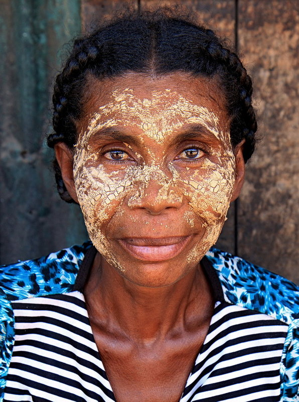 Женщина в маске против солнечных лучей - Евгений Печенин