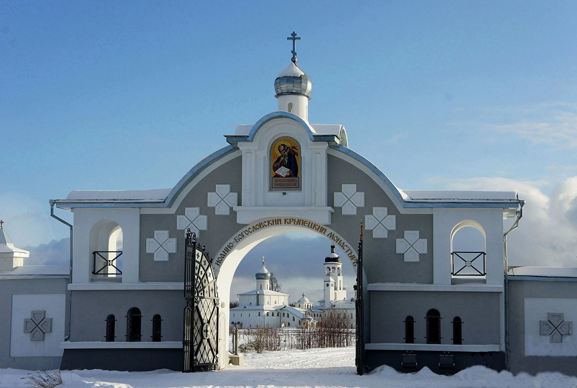 Иоанно-Богословский Савво-Крыпецкий монастырь. Святые ворота - Елена Павлова (Смолова)