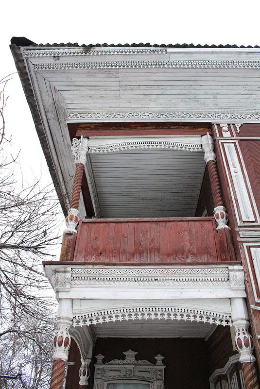 Шоколадно-белый домик, взгляд на балкон над крылечком - Ekaterina Podolina