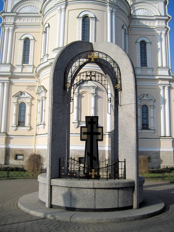 Крест животворящий в Новодевичьем монастыре. - Ирина ***