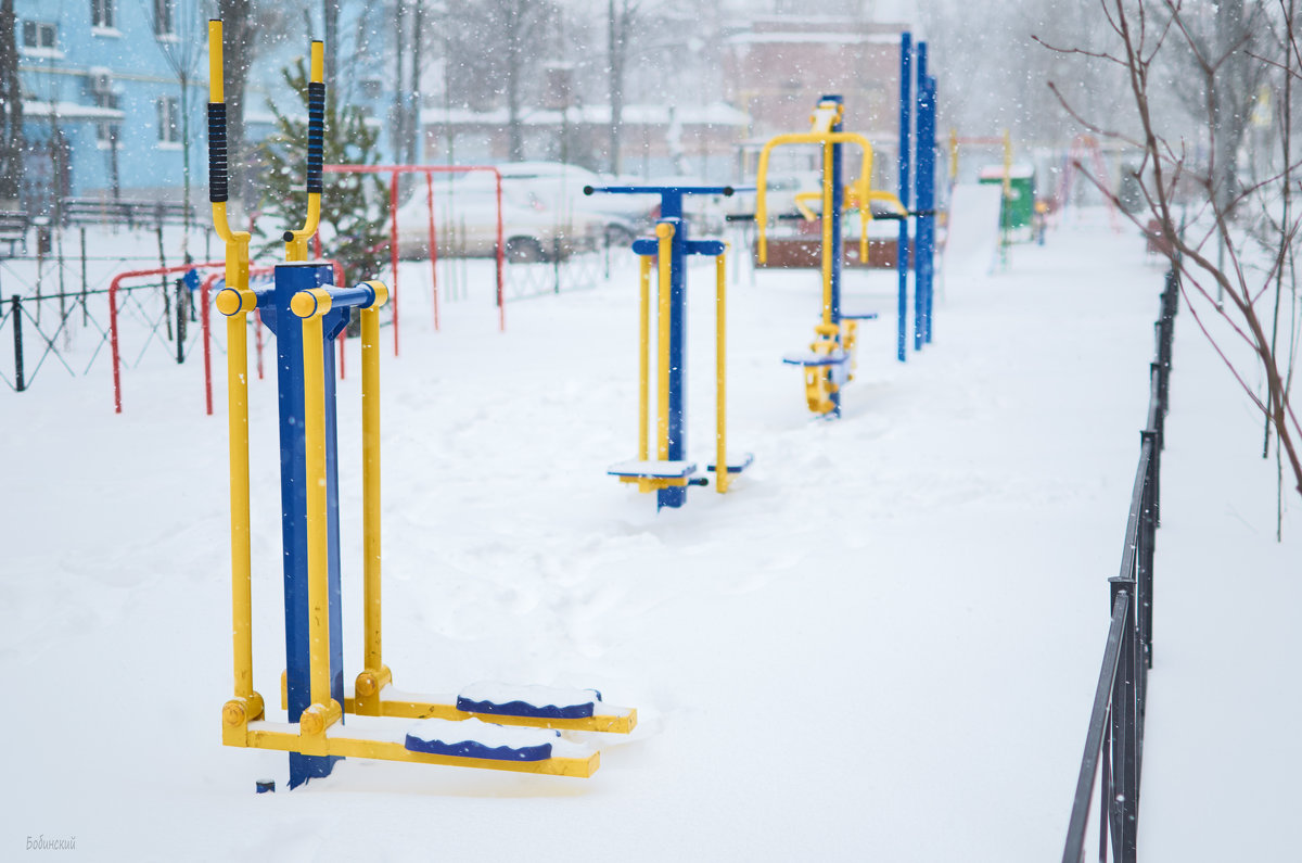 Двор заметённый снегом - Константин Бобинский