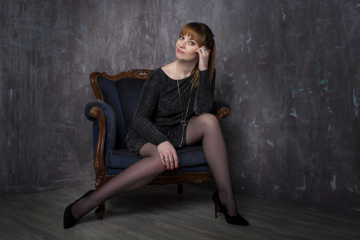 Фото красивой девушки в кресле - Татьяна 