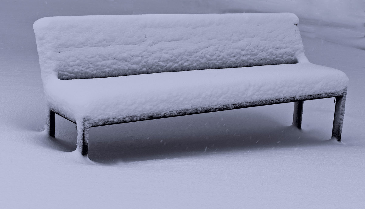 Спит скамейка под пушистым снегом... - Nina Streapan