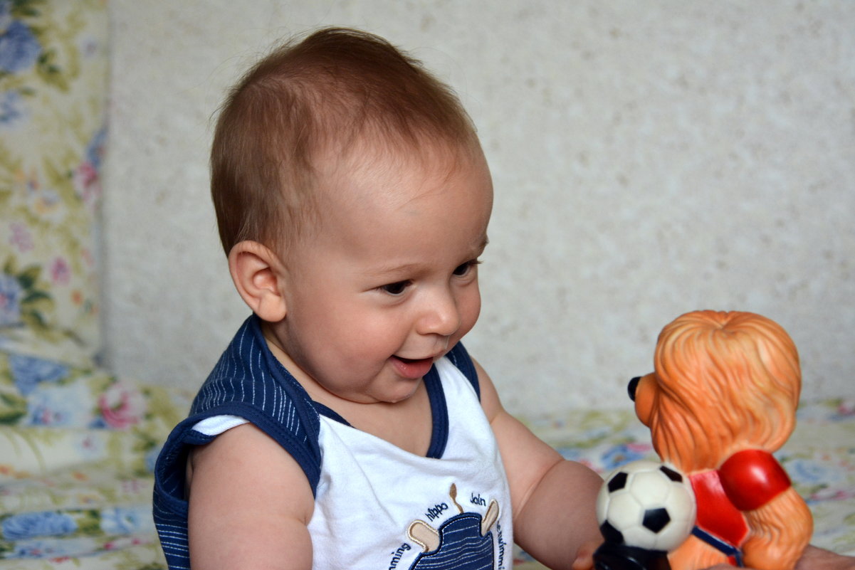 Малыш знакомится с игрушкой - Yuriy Rudyy
