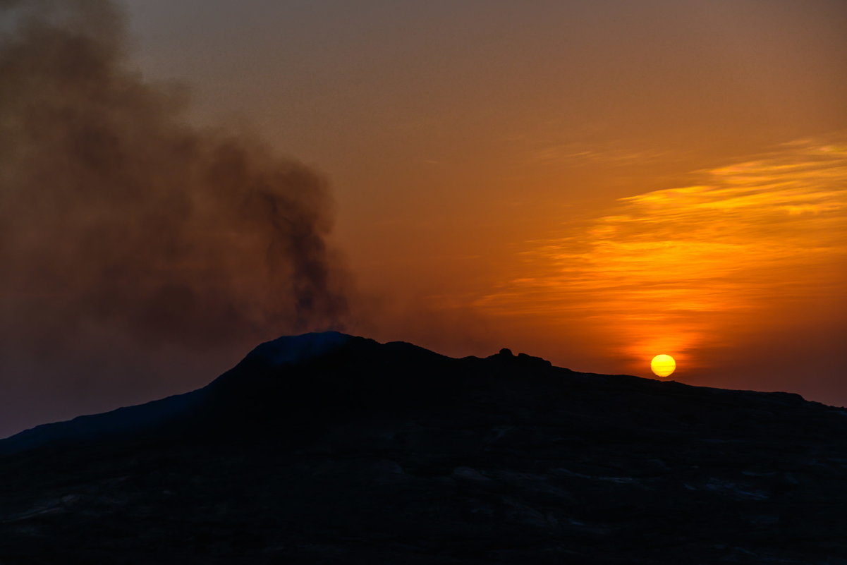 восход солнца над вулканом Эрта Але - Георгий А