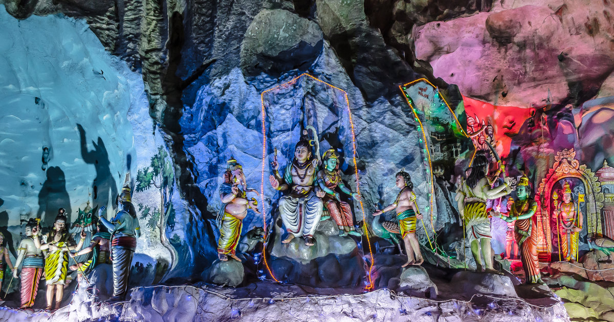 Сцены индийского эпоса в пещере Бату (Batu Cave), Куала-Лумпур, Малайзия. - Edward J.Berelet