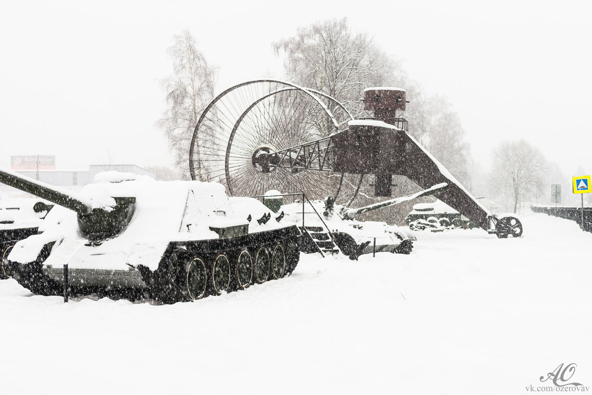Макет колесного танка Лебеденко на фоне СУ-100 - Алексей Озеров