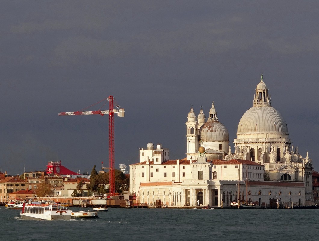 Базилика Санта-Мария делла Салуте на небольшом острове  в Венеции. - Ольга 