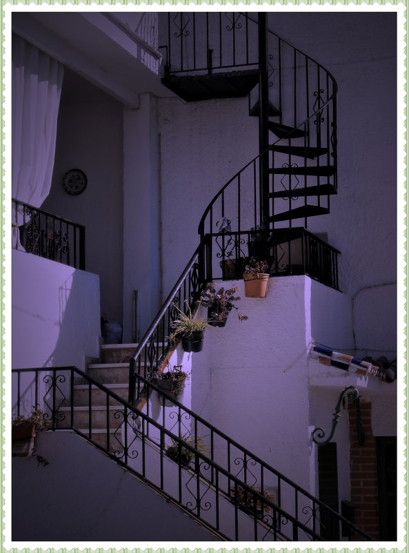 Изящная лестница в испанском дворике... - Владимир и Ир. Кв.