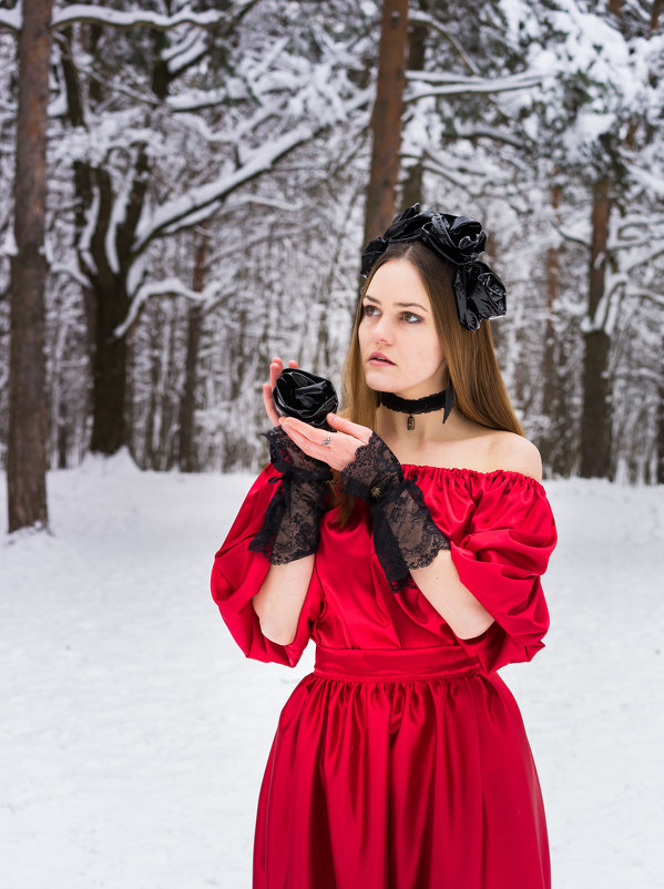 Девушка в лесу зимой с черной розой в руке в красном платье - Ирина Вайнбранд