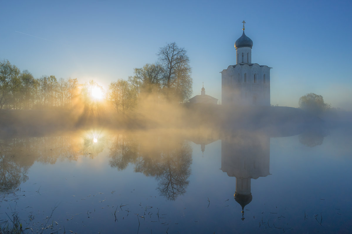 Храм Покрова на Нерли туман