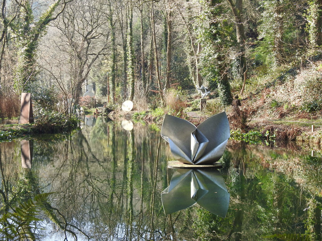 Скульптура на воде пруда - Natalia Harries