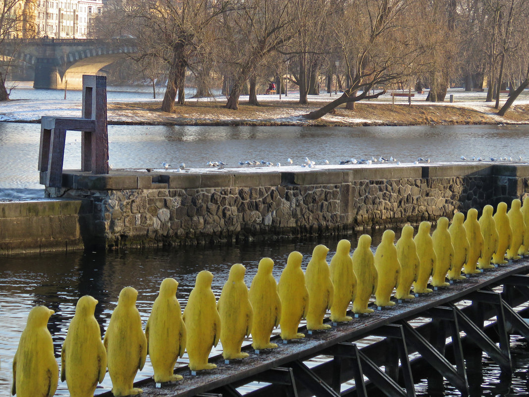 Скульптура «Марш пингвинов через Влтаву». - ИРЭН@ .