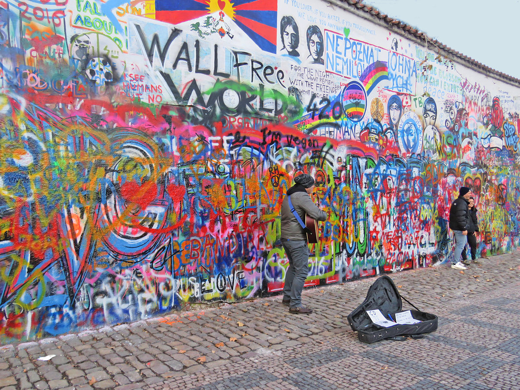 У стены Джона Леннона в Праге. - ИРЭН@ .