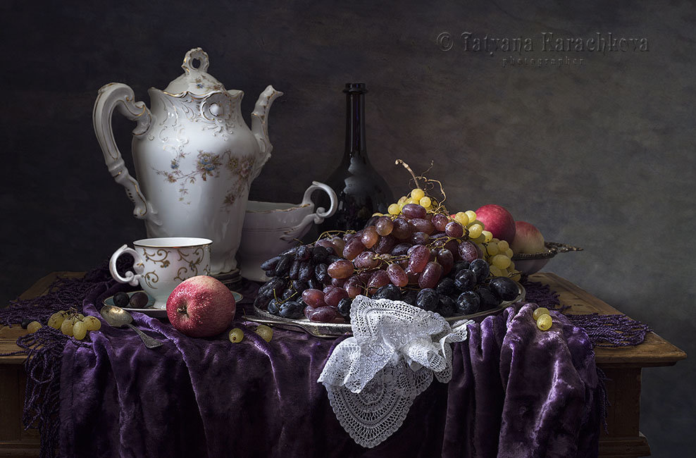 Натюрморт с виноградом на лиловой скатерти - Татьяна Карачкова