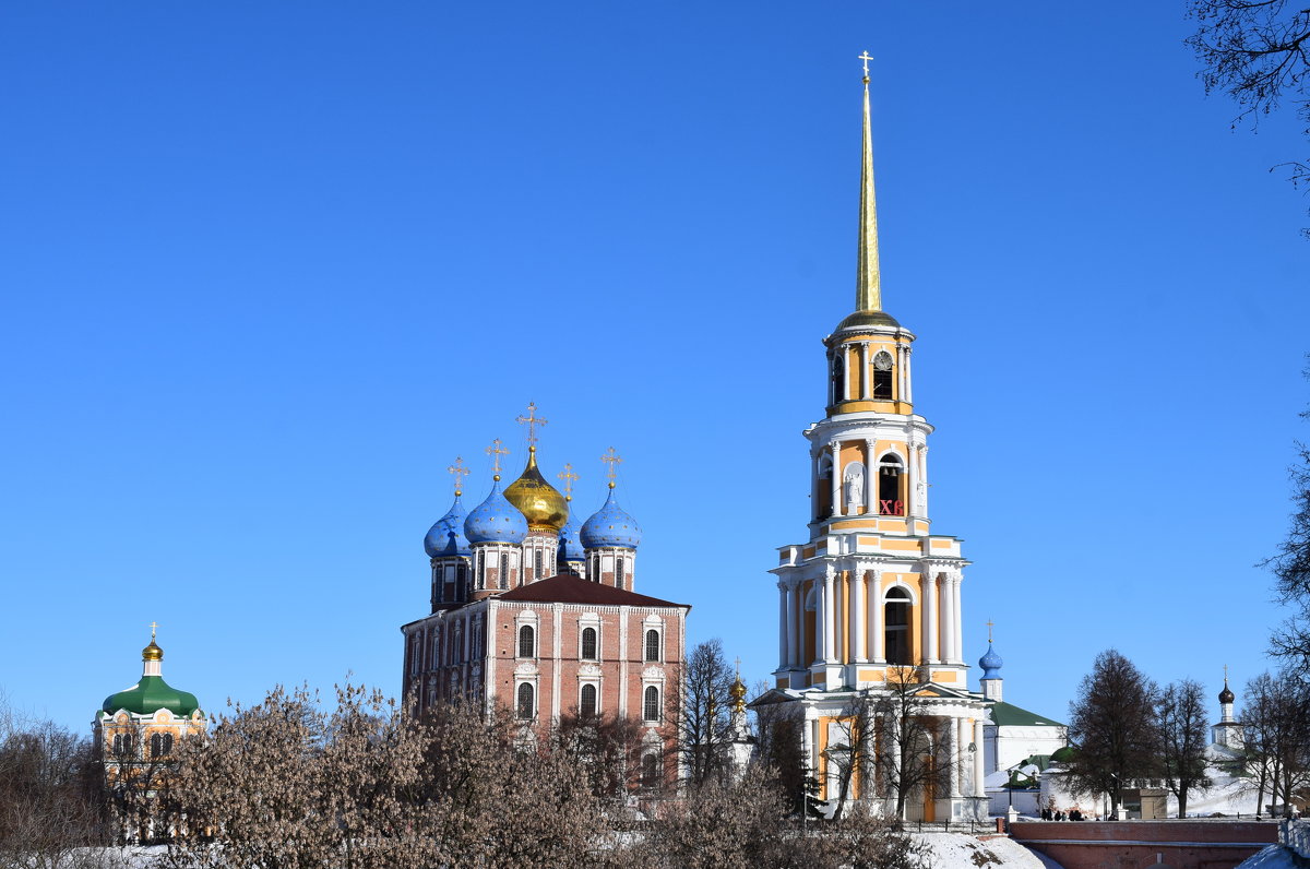 Я в Рязанский кремль войду, словно в сказку попаду, всюду храмы, купола, в сине - Galina Leskova