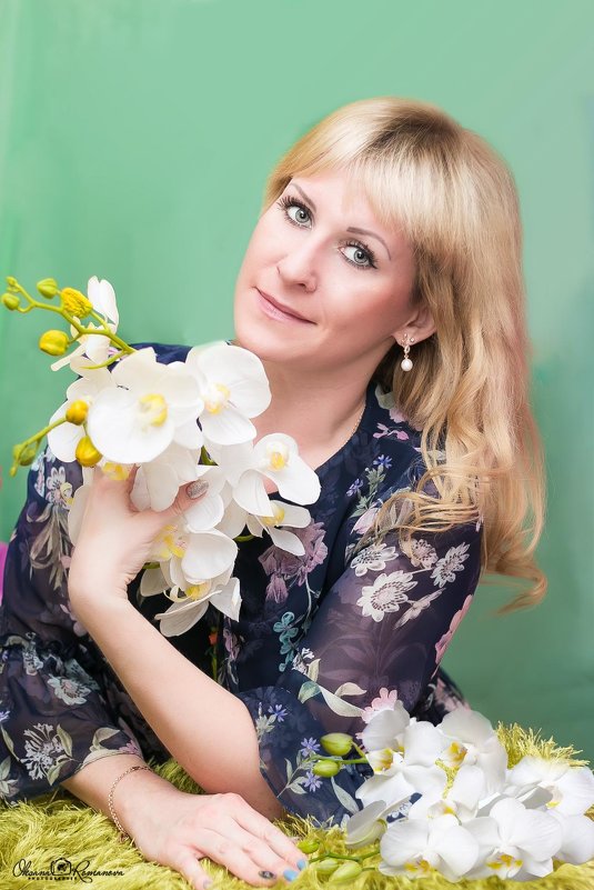 Девушка с орхидеей - Оксана Романова