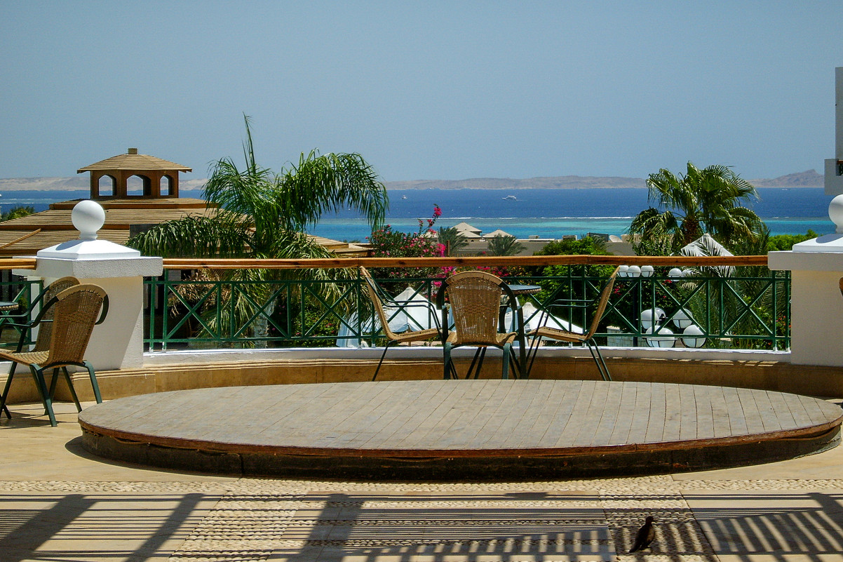 Вид с балкона отеля на остров Тиран - Ирина Приходько