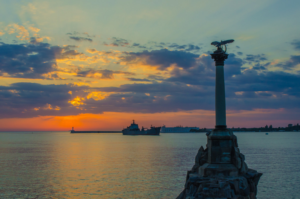 Памятник затонувшим кораблям в Севастополе закат