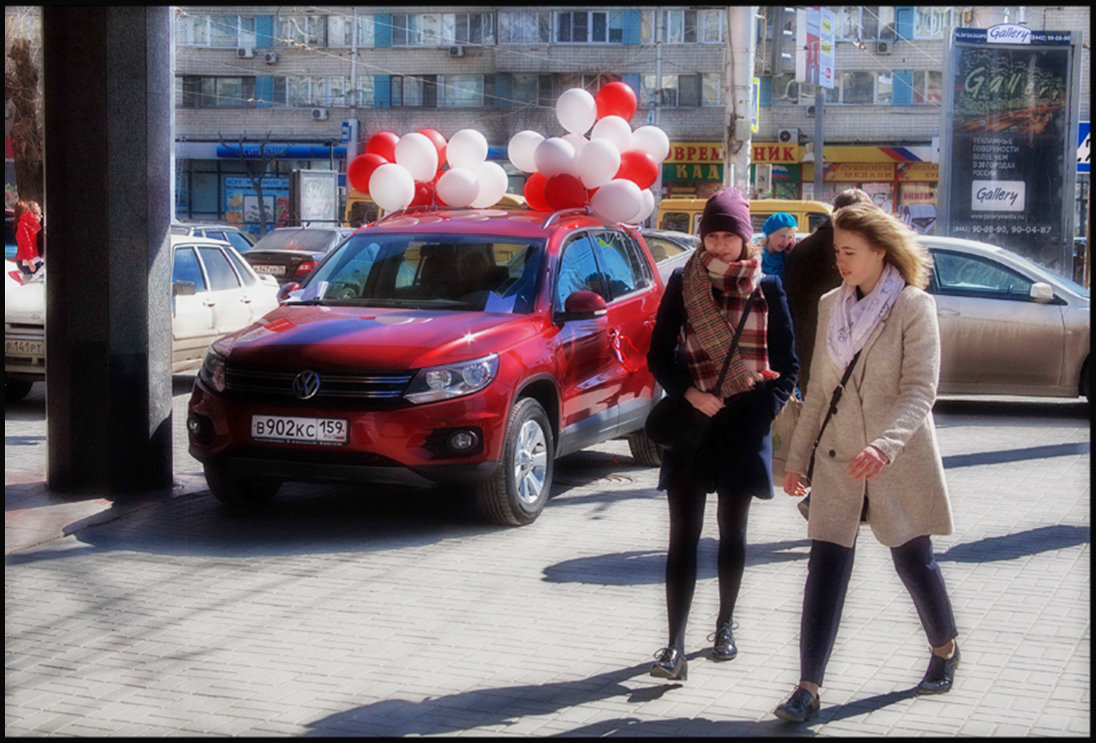 АВТОМОБИЛЬ В ГОРОДЕ. Сила красного цвета. - Юрий ГУКОВЪ