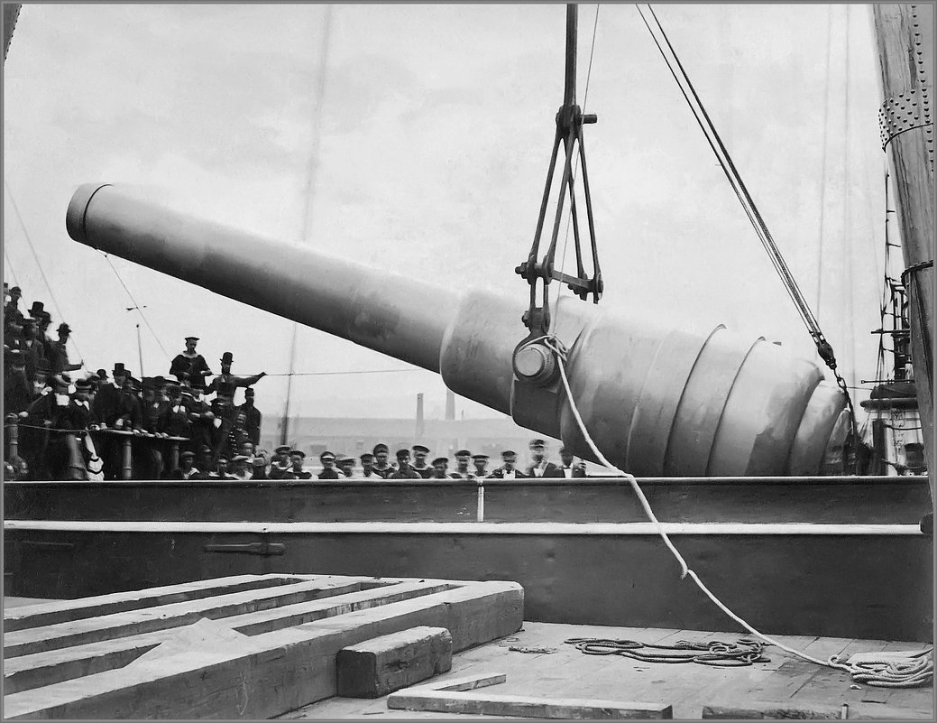 Armstrong 100-ton gun being lowered on board of the Italian transport ship Europa, United Kingdom, p - Александр 
