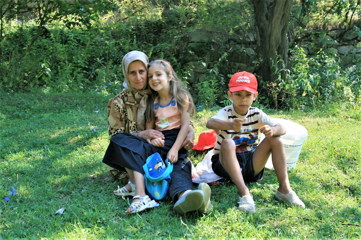 Бабушка с внуками - Аркадий Басович