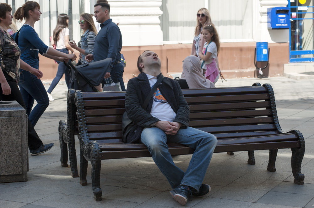 Сладкий сон на скамейке среди суеты большого города - Александр Степовой 