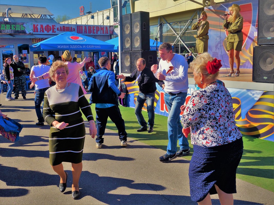 Праздничные танцы у сцены(9 мая на ярмарке"Юнона")... - Sergey Gordoff