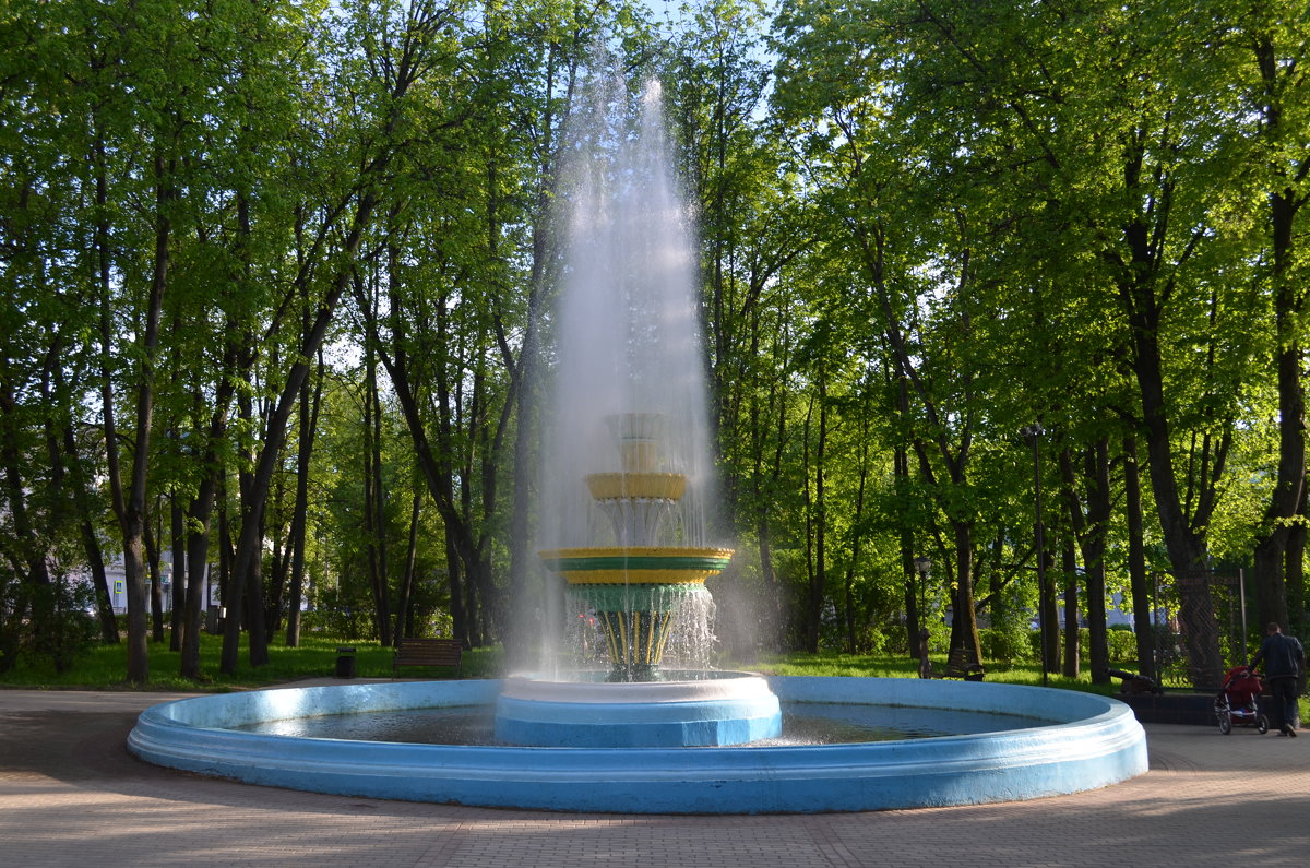 Великие Луки, фонтан, 11 мая... - Владимир Павлов
