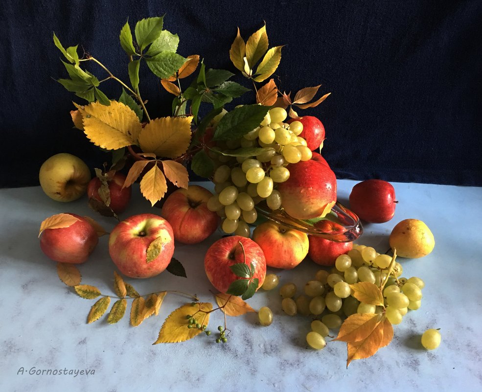 Яблоки и виноград. - Anna Gornostayeva