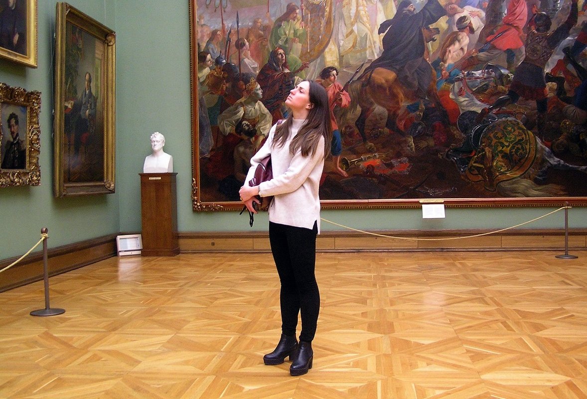 В картинной галереи женщина показала свое произведение искусства