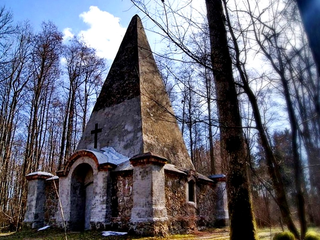Пирамида гробница в Рэпе. Мазуры - Польша. - donat 