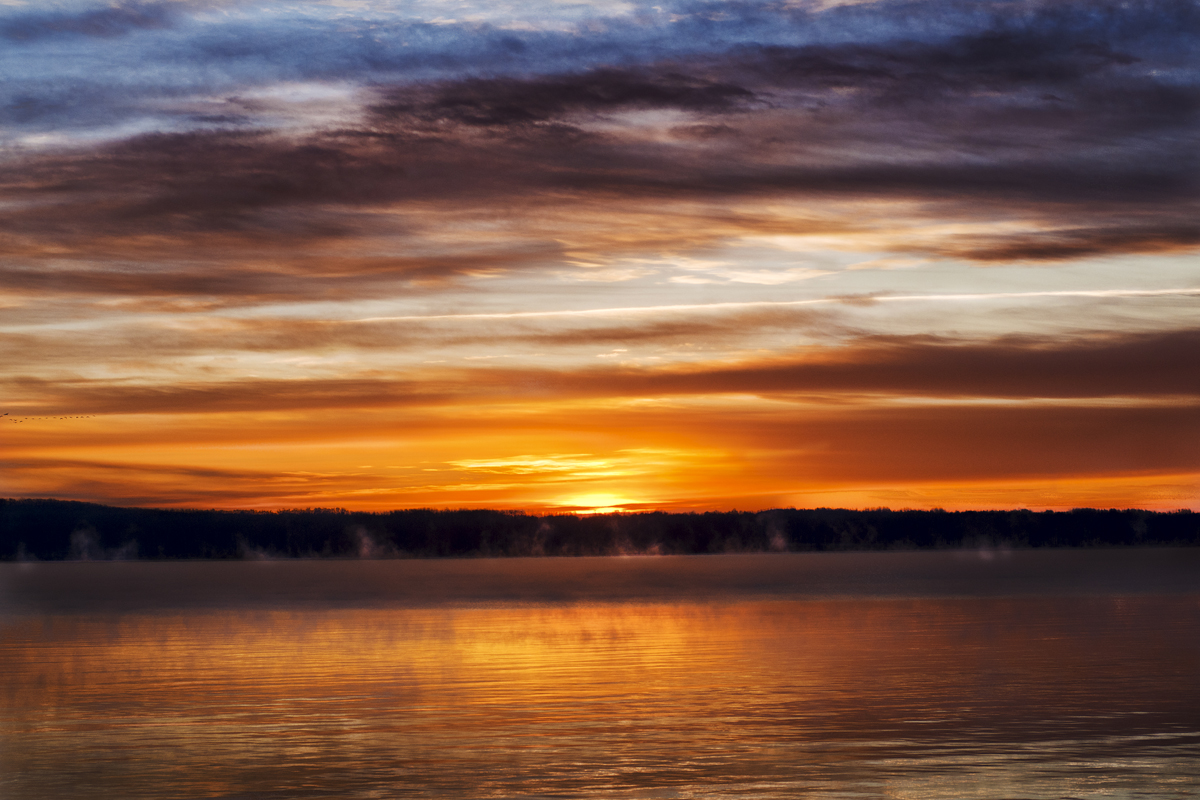 Восход солнца над озером. - Евгений Тайдаков