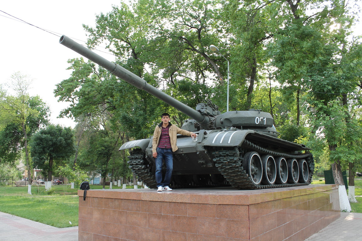 Ерболат перед танком - Багдат Сайнанов