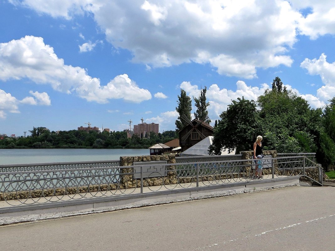 Солнечный остров - парк в Краснодаре. Выход из парка через мост - Татьяна Смоляниченко
