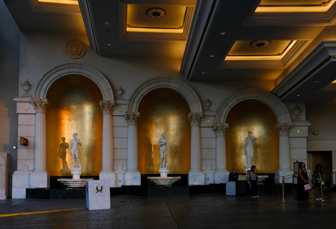 У входа во дворец Цезаря (отель Caesars Palace, Лас Вегас) - Юрий Поляков