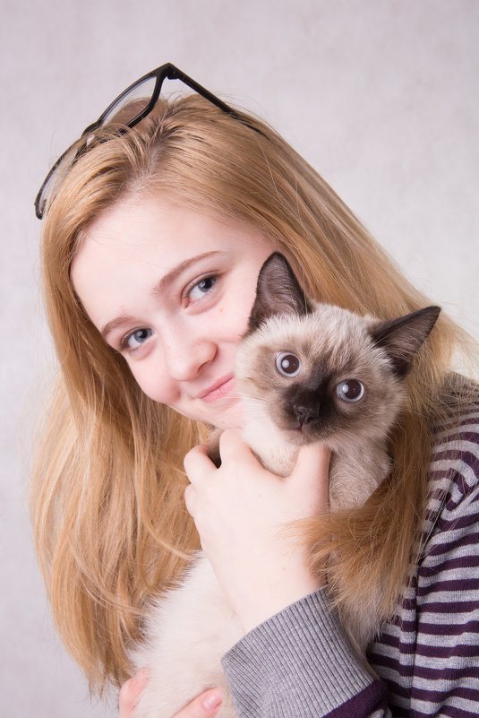 девочка и котенок - Ольга Горд