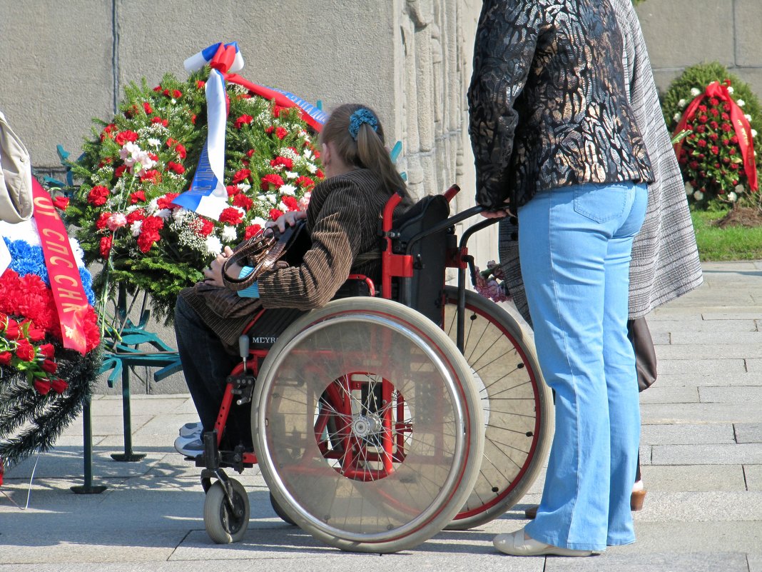 Приходят, приезжают, чтобы почтить память погибших в войне. - Вера Щукина