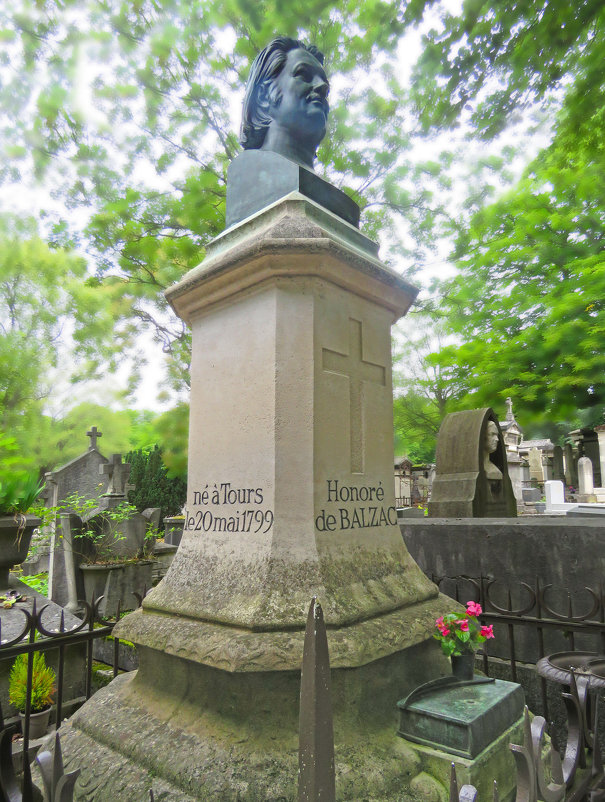 памятник Бальзаку на кладбище Пер-Лашез в Париже - ИРЭН@ .