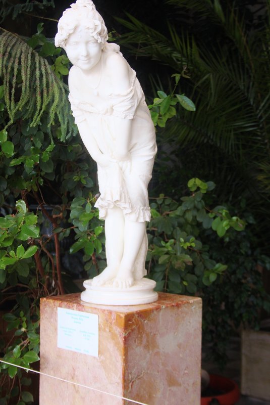 Статуя девушки в зимнем саду. - sav-al-v Савченко