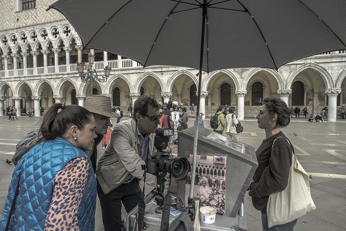 Venezia. Il venditore di fotografia in piazza San Marco. - Игорь Олегович Кравченко