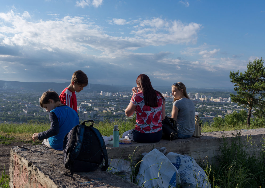 Подростки отдыхают после подъема на гору - Валерий Михмель 