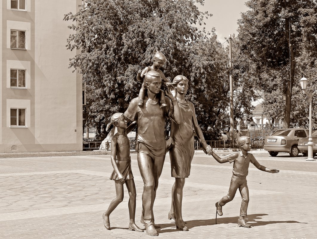 Памятник семье в городе Саранске - Лидия (naum.lidiya)