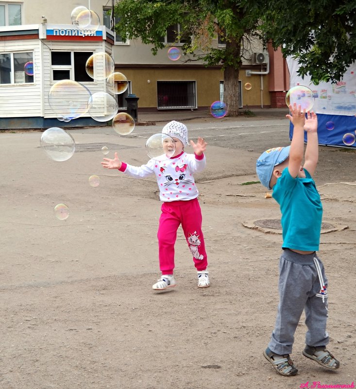 Мыльные пузыри — это состав из мыла, улыбок, радости, детского смеха и чувства, что ты счастлив! :) - Андрей Заломленков