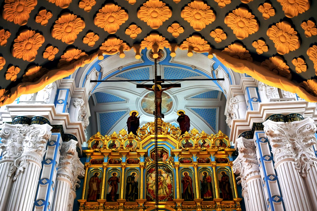 Вид из Царских ворот на верхнюю часть главного иконостаса. - Татьяна Помогалова