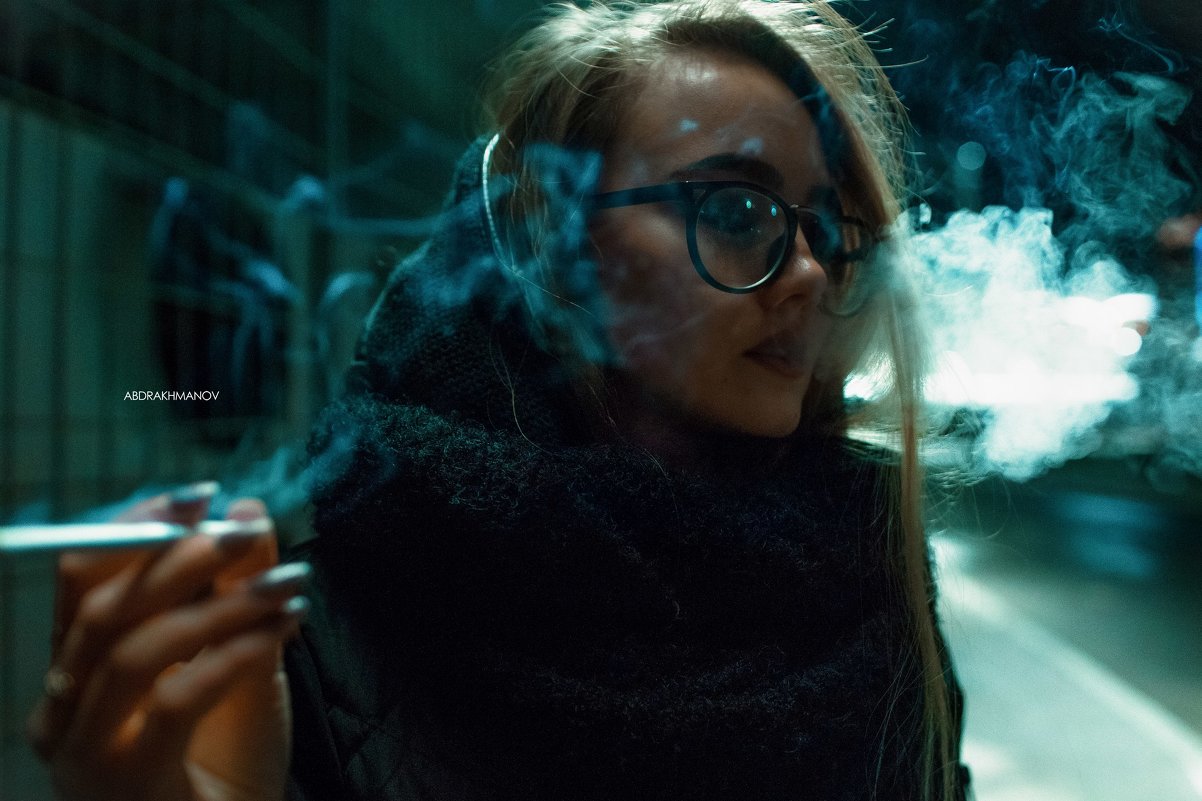 Девушка курит сигарету в ночной Уфе - Lenar Abdrakhmanov